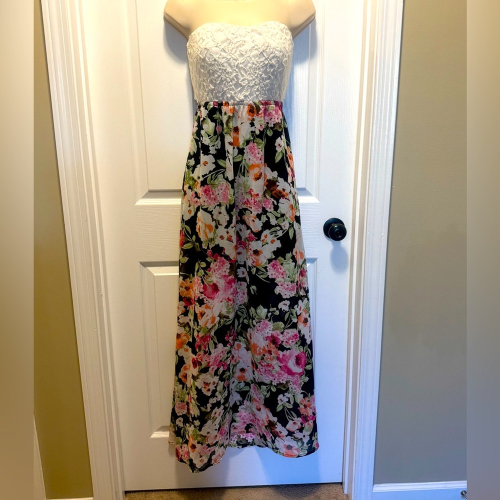 Lace and Floral Sundress with Open Back Women’s size Medium
